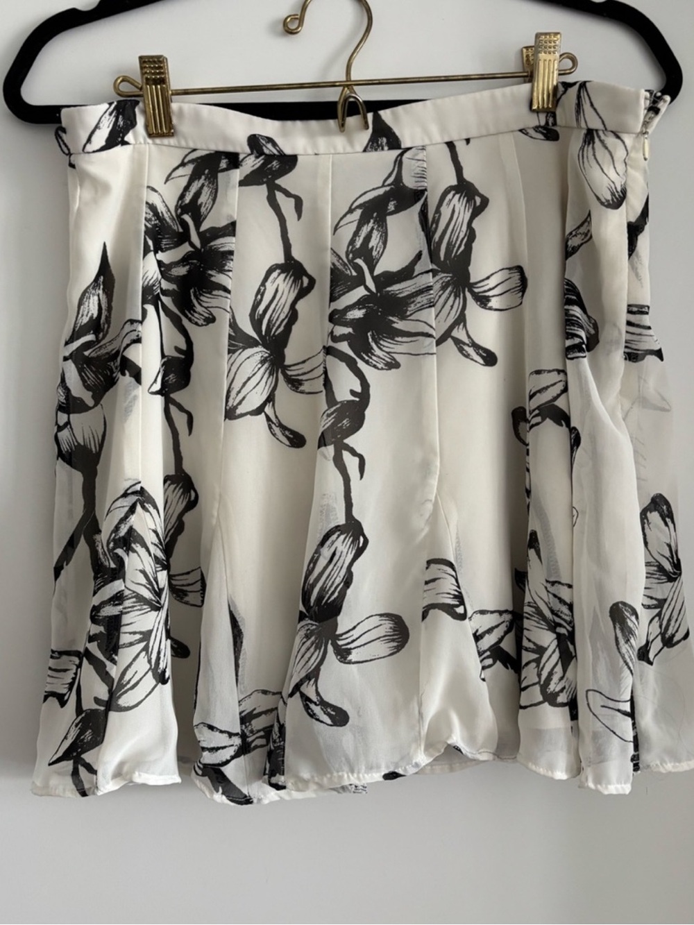 Women’s Black & White Floral Pleated Mini Skirt